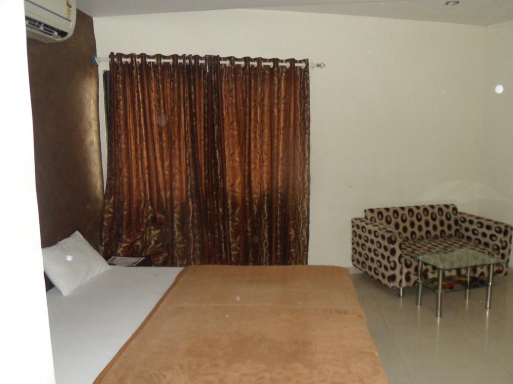 Hotel Atithi Ahmadábád Pokoj fotografie